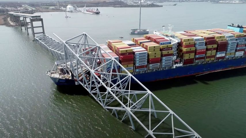 En esta imagen tomada de un video publicado por la Junta Nacional de Seguridad y Transporte de EEUU (NTSB), el carguero Dalí tras impactar la estructura del puente Francis Scott Key, el martes 26 de marzo de 2024, en Baltimore.&nbsp;