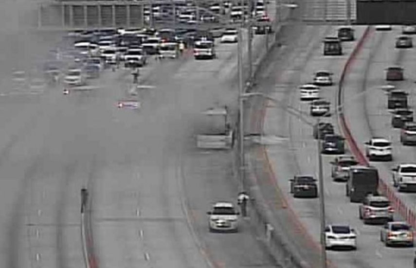 Leyenda: Las cámaras de la I-95 muestran el humo alrededor del autobús que se desplazaba por el carril expreso.