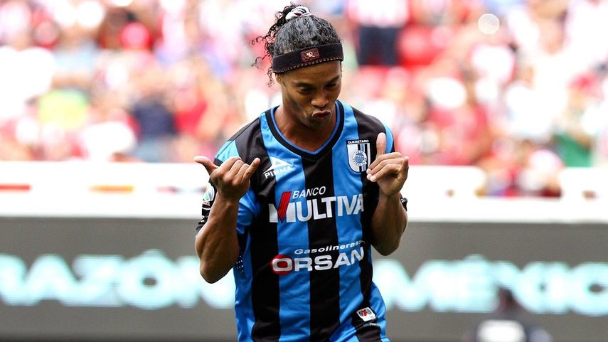 Dinho ha tenido una pasantía turbulenta con el Querétaro. (ARCHIVO)