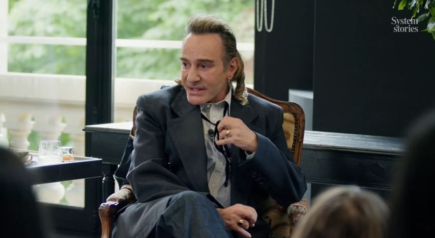 Plataforma System expone al diseñador británico John Galliano ofreciendo a estudiantes de máster en moda una clase de creatividad en la sede de Margiela.&nbsp;