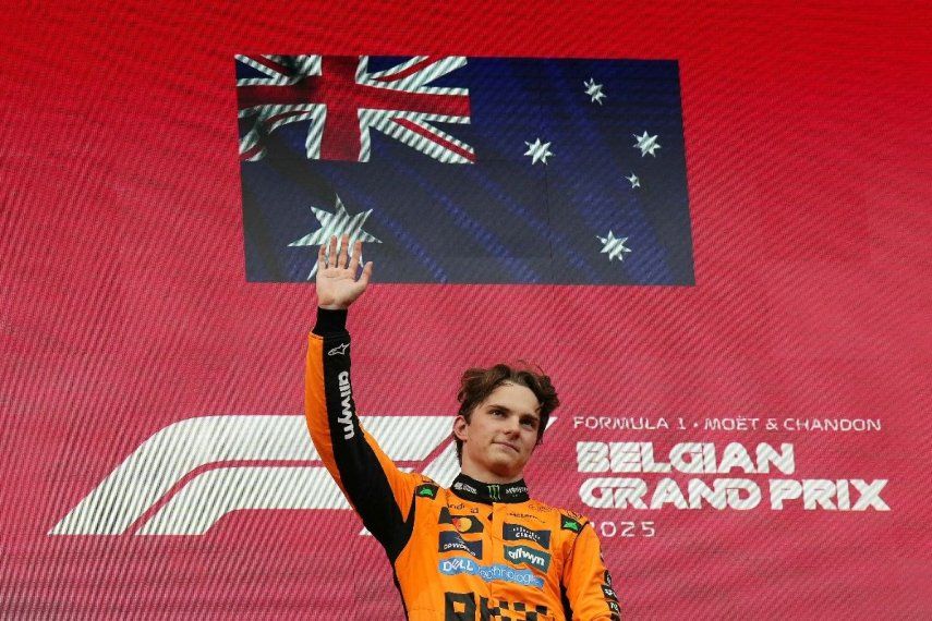 El piloto australiano Oscar Piastri, ganador de McLaren, saluda en el podio tras el Gran Premio de Bélgica de Fórmula 1 en el circuito de Spa-Francorchamps, en Spa, el 27 de julio de 2025.&nbsp;