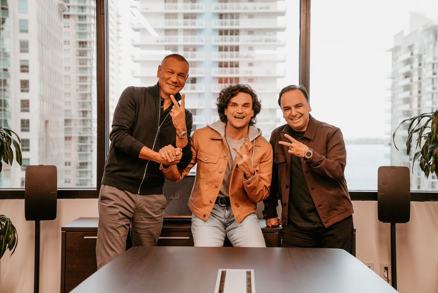 El cantante colombiano Silvestre Dangond se une a la empresa WK Entertainment.