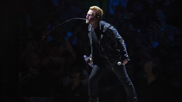 Bono, vocalista de la banda de rock irlandesa U2, durante un concierto como parte de la gira Songs Of Innocence, que llegó a Berlín en 2015.