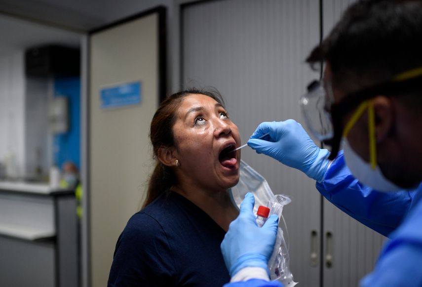Un trabajador de la salud utiliza un hisopo para recolectar una muestra en un centro de pruebas temporal para el nuevo coronavirus en Madrid el 17 de agosto de 2020. Solo siete semanas despu&eacute;s de controlar su primera ola de coronavirus, los expertos dicen que Espa&ntilde;a est&aacute; una vez m&aacute;s en un estado cr&iacute;tico. situaci&oacute;n con la peor tasa de infecci&oacute;n en Europa Occidental.