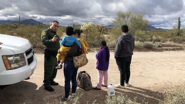 Migrantes en la frontera con México.