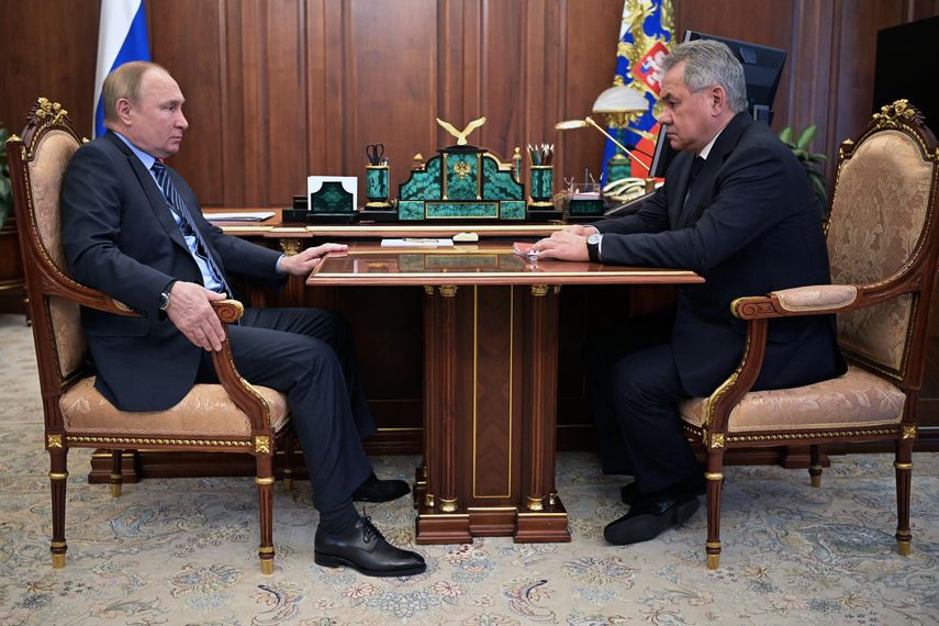 El presidente ruso, Vladimir Putin (izq.), se reúne con el ministro de Defensa ruso, Sergei Shoigu, en Moscú el 13 de enero de 2022, cuando las fuerzas lideradas por Rusia iniciaron su retirada de Kazajstán, adonde habían sido enviadas para apoyar al gobierno gobernante frente a disturbios sin precedentes. anunció el Ministerio de Defensa ruso. &nbsp;