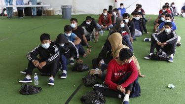 Migrantes menores de edad esperan para hacerse pruebas del COVID-19 en un albregue para niños migrantes no acompañados en Donna, Texas, el 30 de marzo del 2021.&nbsp;
