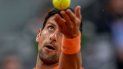 Novak Djokovic saca ante Gael Monfils en el Abierto de Madrid, el martes 3 de mayo de 2022.