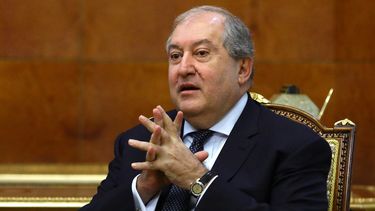 En esta fotografía tomada y publicada el 21 de noviembre de 2020 por el Ministerio de Relaciones Exteriores de Rusia, el presidente de Armenia, Armen Sarkissian, habla con el ministro de Relaciones Exteriores de Rusia durante su reunión en Ereván.