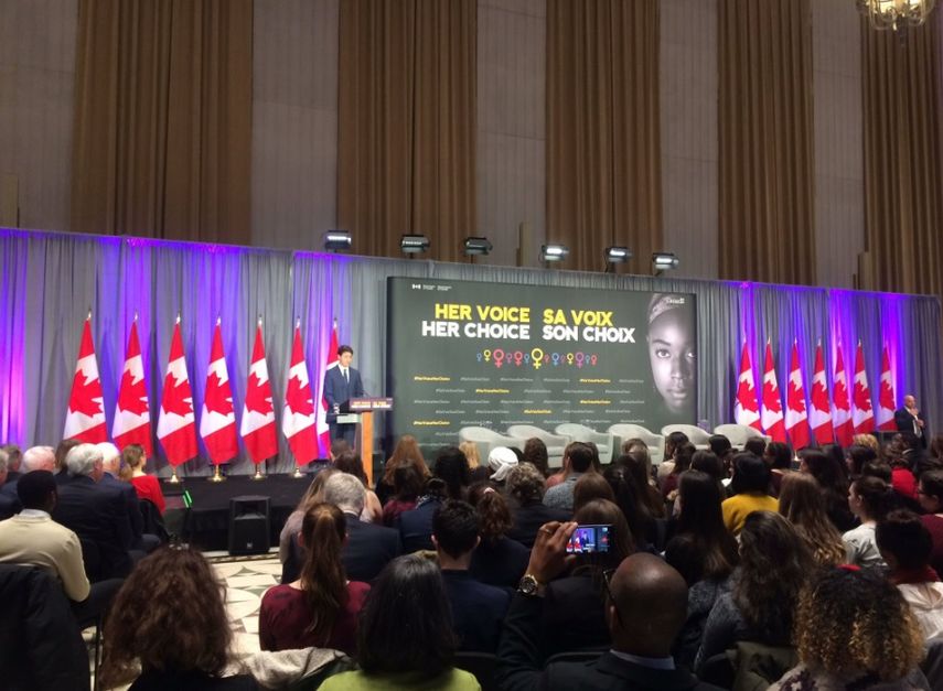 El primer ministro de Canadá durante una conferencia de prensa en ocasión del Día Internacional de la Mujer.