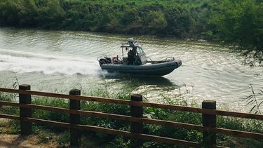 Un barco de la patrulla fronteriza de Estados Unidos navega por el Río Grande cerca del lugar donde se hallaron los cuerpos de los migrantes salvadoreños Oscar Alberto Martínez Ramírez y de su hija Valeria de casi dos años.&nbsp;