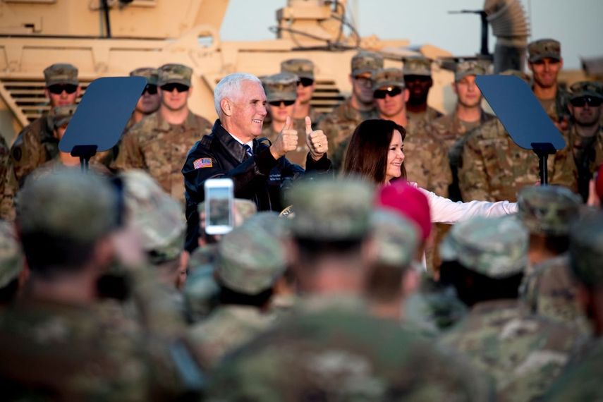 El vicepresidente Mike Pence y su esposa Karen Pence arriban para un encuentro con las tropas estadounidenses en el Aeropuerto Internacional de Erbil, Irak, el s&aacute;bado 23 de noviembre de 2019.&nbsp;