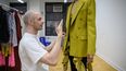 El diseñador Christian Juul Nielsen de Dinamarca revisa una creación durante una prueba antes de su desfile de la Semana de la Moda de Nueva York (NYFW), en Nueva York, el 10 de febrero de 2023.