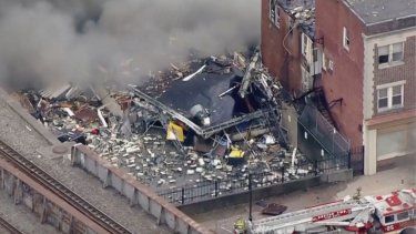 Imagen tomada de un video proporcionado por WPVI-TV/6ABC donde se aprecia una nube de humo elevándose de una fábrica de R.M. Palmer Co. en West Reading, Pensilvania, el viernes 24 de marzo de 2023.&nbsp;