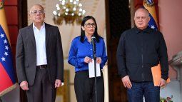 La jefa encargada de Venezuela, Delcy Rodríguez (centro), habla junto al presidente de la Asamblea Nacional, Jorge Rodríguez (I), y el ministro del Poder Popular para Interior, Diosdado Cabello, durante una conferencia de prensa en el Palacio Presidencial de Miraflores en Caracas, el 14 de enero de 2026. La jefa encargada de Venezuela, Delcy Rodríguez (centro), habla junto al presidente de la Asamblea Nacional, Jorge Rodríguez (I), y el ministro del Poder Popular para Interior, Diosdado Cabello, durante una conferencia de prensa en el Palacio Presidencial de Miraflores en Caracas, el 14 de enero de 2026.