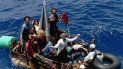 Un grupo de cubanos huye de la isla en una improvisada embarcación.