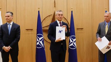 El embajador de Finlandia ante la OTAN, Klaus Korhonen, el secretario general de la OTAN, Jens Stoltenberg, y el embajador de Suecia ante la OTAN, Axel Wernhoff, asisten a una ceremonia para conmemorar la solicitud de ingreso de Suecia y Finlandia, en Bruselas, Bélgica