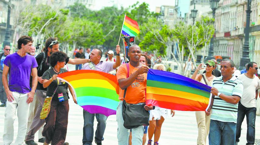 Con etiquetas como #unafamiliamuyoriginal y #matrimonioigualitarioya, el activismo LGTBI ha salido al paso a una campaña de varias iglesias cristianas que abogan por mantener el diseño original del matrimonio, que solo incluiría a un hombre y una mujer.