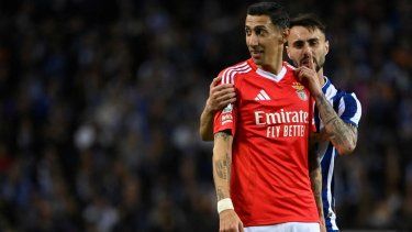 El jugador del Benfica y campeón del mundo con Argentina en Catar 2022, Ángel Di María (izquierda), y el portugués del Porto, Fabio Vieira, hablan durante un partido, el 6 de abril de 2025.