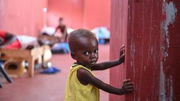 En Cite Soleil, el barrio pobre más grande de la capital de Haití infestada de pandillas, los primeros días de agosto han trajo un sombrío flujo de niños con desnutrición esquelética al Centro Hospitalario Fontaine.