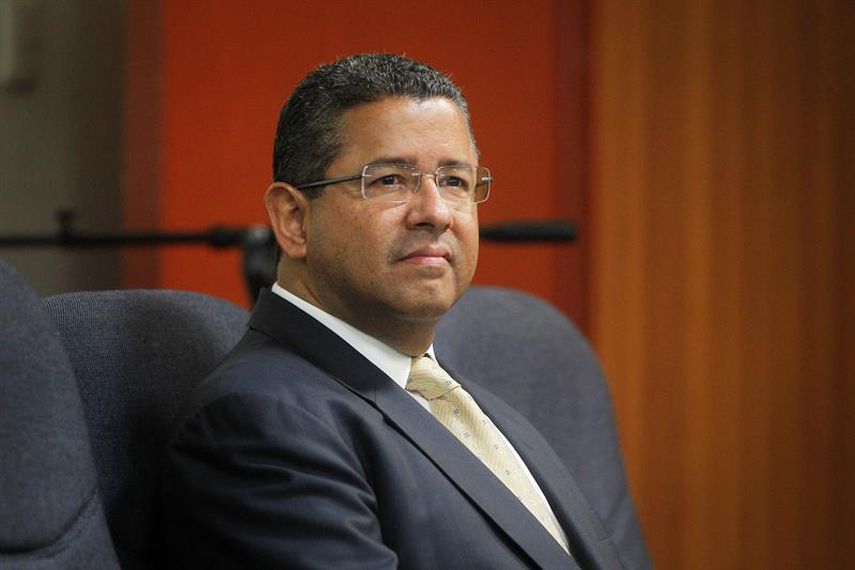 Según explicó el fiscal Julio Zamora durante la primera sesión, dos donaciones que sumaban 5 millones de dólares entregados a Flores por Taiwán en 2002 nunca ingresaron a los fondos públicos y no se sabe el destino de ese dinero, ya que pasaron a form