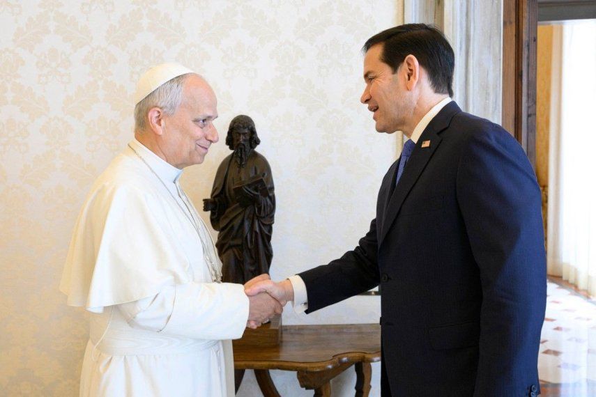 Esta fotografía, tomada y distribuida el 7 de mayo de 2026 por los Medios Vaticanos, muestra al Papa León XIV durante una audiencia privada con el Secretario de Estado de EE. UU., Marco Rubio, en el Vaticano.