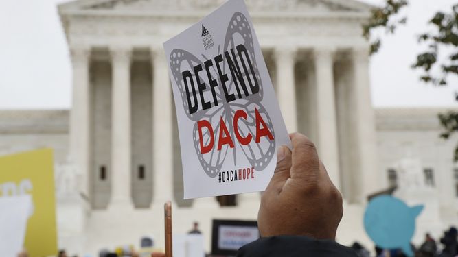 Un grupo de gente se manifiesta en el exterior de la Corte Suprema de Estados Unidos, en Washington, contra la decisión del gobierno del presidente Donald Trump de poner fin al programa de Acción Diferida para los Llegados en la Infancia (DACA por sus siglas en inglés).&nbsp;