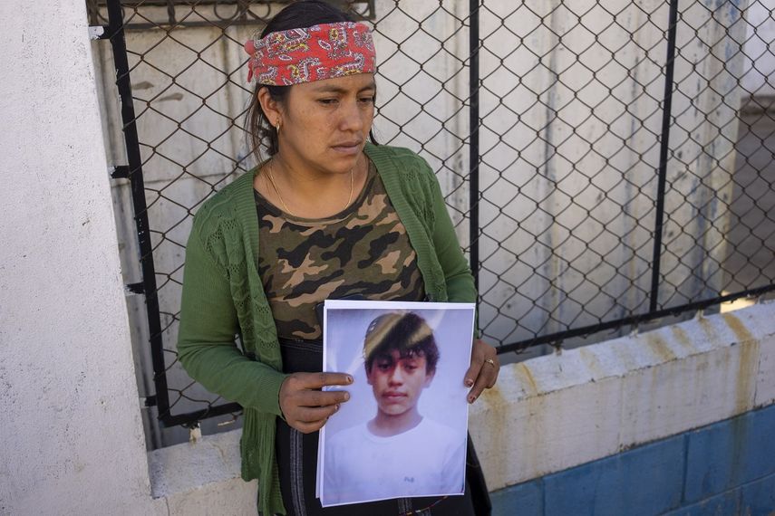 María Sipac Coj sostiene un retrato de su hijo Pascual Melvin Guachiac en Tzucubal, Guatemala, el miércoles 29 de junio de 2022.&nbsp;&nbsp;