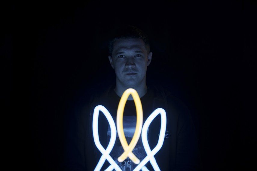 Mykhailo Fedorov, ministro ucraniano de transformación digital, posa para una fotografía iluminado con una lámpara en su oficina de Kiev, el miércoles 21 de diciembre de 2022.&nbsp;