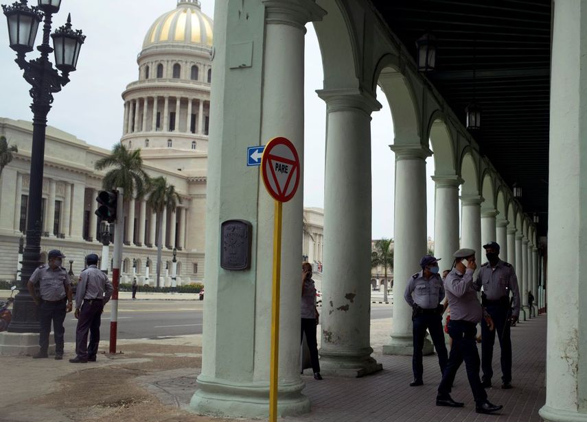 &nbsp;La policía hace guardia cerca del Capitolio Nacional, sede de la Asamblea del Poder Popular, días después de que hubiera protestas en La Habana, Cuba, el 14 de julio de 2021.&nbsp;