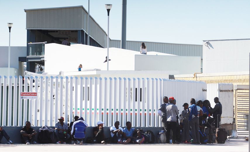 Ciudadanos&nbsp;haitianos&nbsp;esperan tras la garita estadounidense, en territorio mexicano, para ser introducidos ilegalmente a Estados Unidos por Tijuana.