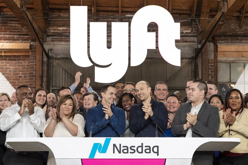 Fotografía cedida por Lyft donde aparecen su presidente y cofundador, John Zimmer (2 izq.) y el presidente ejecutivo y cofundador, Logan Green (2 der.), mientras celebran, junto a otros ejecutivos, la entrada de la empresa a Wall Street este 29 de marzo de 2019, en el Centro de Conductores en Los Ángeles, California.