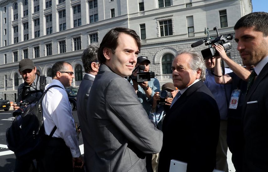 Martin&nbsp;Shkreli, exdirector ejecutivo de Turing Pharmaceuticals, abandona juzgado federal en Brooklyn.