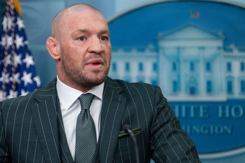 El peleador de artes marciales mixtas, Conor McGregor, habla desde un podio en la Casa Blanca, el 17 de marzo de 2025.