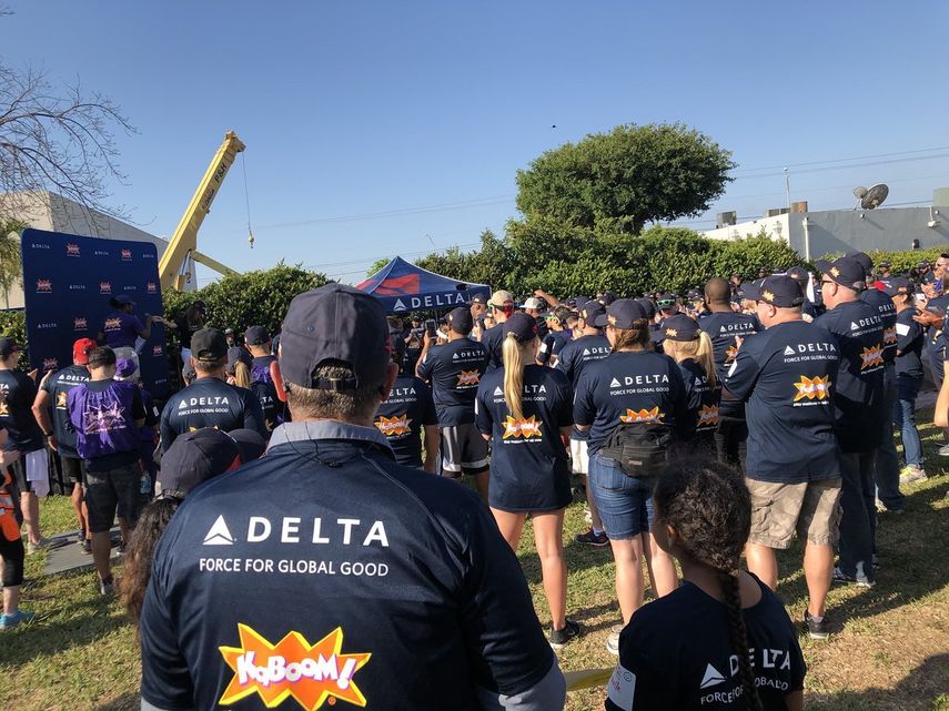 voluntarios de delta en miami.jpg