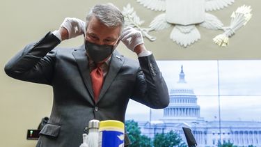 Richard Bright, exdirector de la Autoridad de Desarrollo e Investigaci&oacute;n Biom&eacute;dica Avanzada, llega para una audiencia ante la Subcomisi&oacute;n de Salud de la Comisi&oacute;n para la Energ&iacute;a y Comercio de la C&aacute;mara de Representantes sobre la protecci&oacute;n de integraci&oacute;n cient&iacute;fica en respuesta al brote del coronavirus el jueves 14 de mayo de 2020 en el Capitolio, Washington.