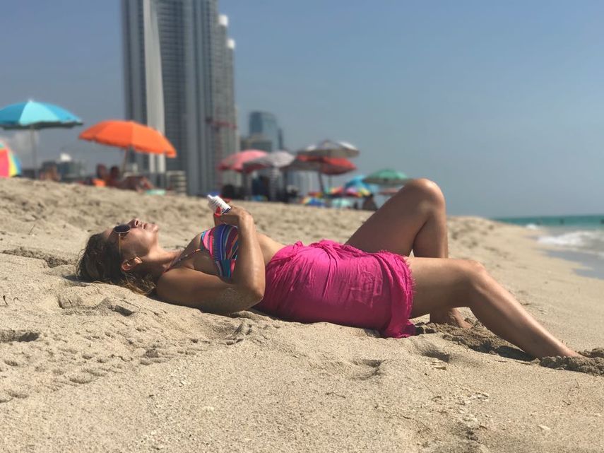 Miles de miamenses y turistas acuden a la playa para evadir el calor.