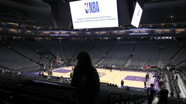 Los aficionados abandonan el Golden 1 Center despu&eacute;s de que la NBA suspendiera el partido entre los Pelicans de Nueva Orleans y los Kings de Sacramento de &uacute;ltimo momento ante el brote de coronavirus, en Sacramento, California, el mi&eacute;rcoles 11 de marzo de 2020