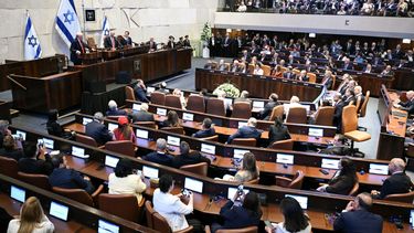 El presidente de Estados Unidos, Donald Trump (izq.), se dirige al parlamento israelí, la Knesset, en Jerusalén, el 13 de octubre de 2025.