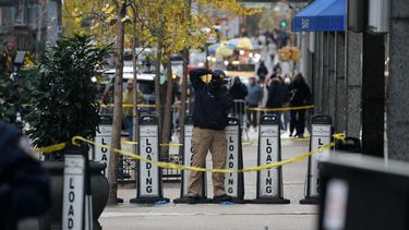 La policía toma fotografías en la escena del crimen.