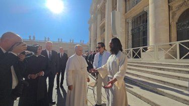 Walt Wizard junto al papa León XIV viendo su escultura de Jesús Resucitado en la Plaza de San Pedro, en el Vaticano.