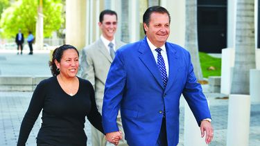 Julio y Raiza Robaina ayer a la salida de la Corte Federal, ubicada en el downtown de Miami, tras conocerse el veredicto del jurado. (A.MATA)