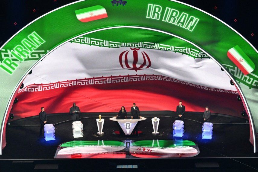 La bandera de Irán se muestra en una pantalla durante el sorteo de la Copa Mundial de Fútbol de la FIFA 2026, que se celebrará en Estados Unidos, Canadá y México, en el Kennedy Center, en Washington, D.C., el 5 de diciembre de 2025.