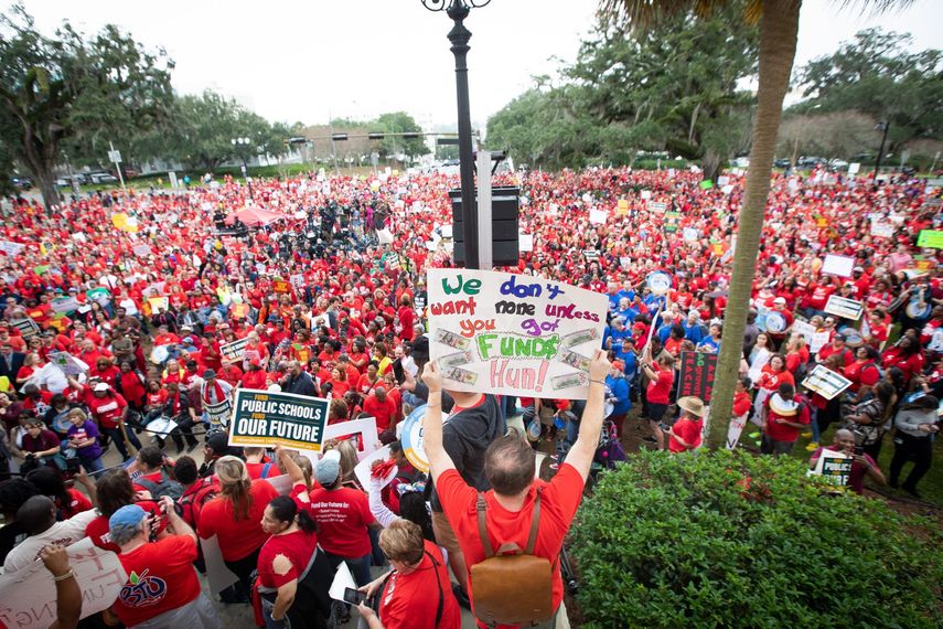 Centenares de maestros de Florida se reunieron en Tallahassee el 13 de enero de 2020 para reclamar mejores condiciones.