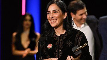 La directora española Alauda Ruiz de Azúa recibe la Concha de Oro a la mejor película por Los domingos, en el Festival de Cine de San Sebastián. 