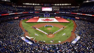 En imagen de archivo del jueves 28 de marzo de 2019, las alineaciones de los Azulejos de Toronto y los Tigres de Detroit se preparan para el inicio de un partido en el Rogers Centre de Toronto