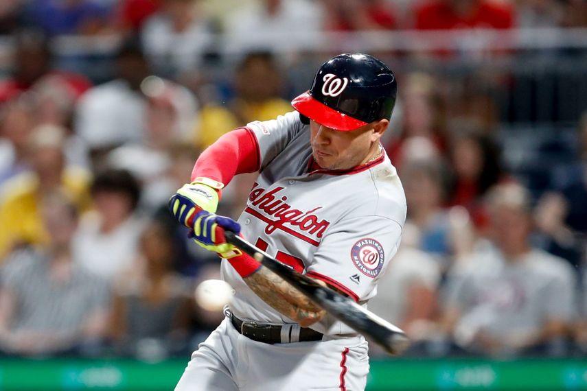 El venezolano Asdrúbal Cabrera, de los Nacionales de Washington, conecta un doblete de dos carreras en la cuarta entrada del juego ante los Piratas de Pittsburgh. En el noveno inning, bateando a la derecha, dio un jonrón de dos carreras.