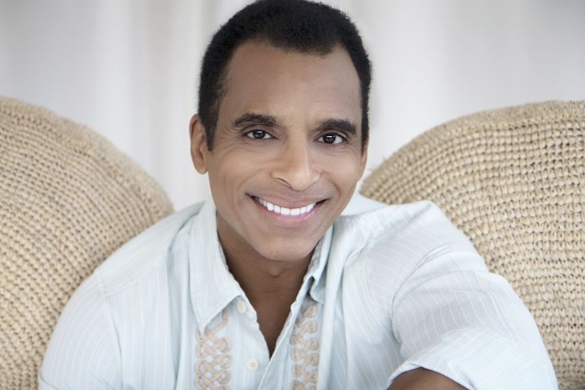 Jon Secada publica sus reveladoras memorias en Un día nuevo