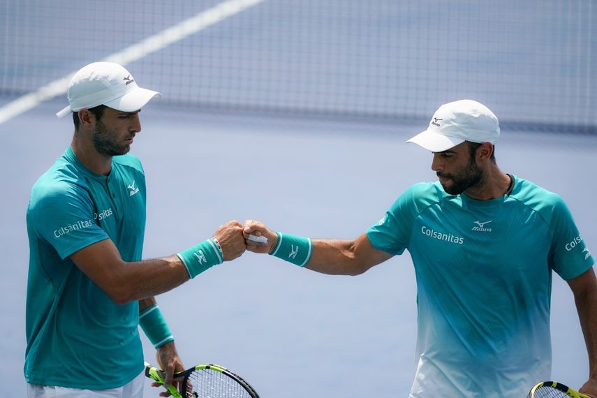 Los colombiano Robert Farah (derecha) y Juan Sebastián Cabal festejan un punto ante Ivan Dodig y Filip Polasek en la final de dobles del Masters de Cincinnati, el domingo 18 de agosto de 2019