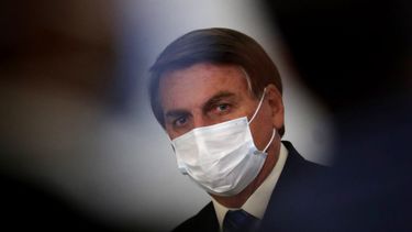 El presidente de Brasil Jair Bolsonaro asiste con una mascarilla a una ceremonia en el Palacio Presidencial de Planalto en Brasilia.
